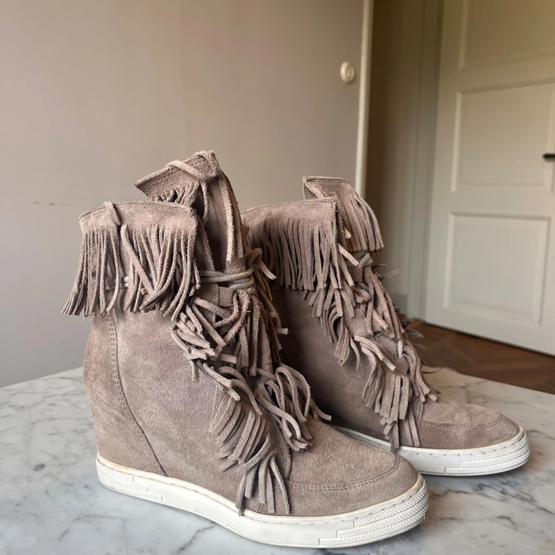 Beige sneakers med fransar och kilklack