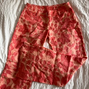 Färgglada byxor - Lågmidjade korallrosa byxor i linne. (Obs: Mer rosa i ton än på bilderna), rekommenderar att ha hudfärgade trosor då de är lite seethrough