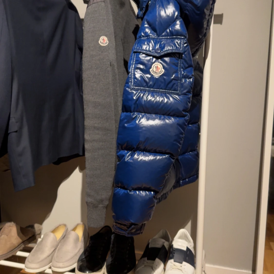 Blå Moncler pufferjacka med huva