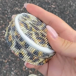 Snus dosa  Leopard Glitter Case - Snus dosa Dekorerat med glittrande stenar i leopardmönster. Ger ett unikt och lyxigt utseende.