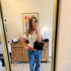 Eftertraktad Zara väska - Säljer min svarta Zara väska som passar perfekt till allt! Väldigt eftertraktad och populär💓