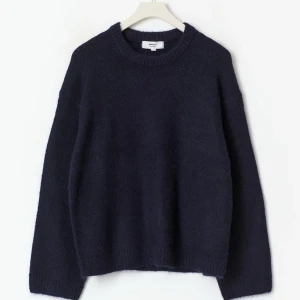 stickad tröja - mörkblå stickad tröja ifrån ginatricot 💕 använd fåtal ggr och är därför i nytt skick, skriv för egna bilder eller frågor!! 