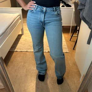 Ljusblå wide jeans med mid waist - Säljer ett par ljusblå jeans med mid waist från Bikbok! Storlek 26/32 (S). Använd en två gånger!