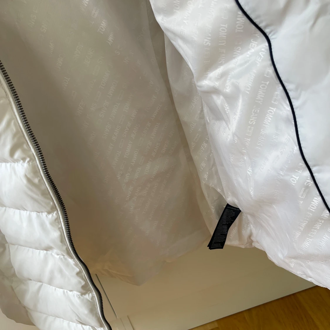Vit vinterjacka från Tommy Hilfiger  - 2
