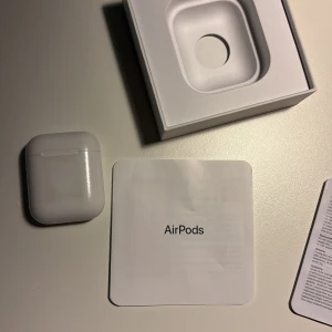 Apple AirPods med original lådan - Säljer ett par Apple AirPods med originalförpackning och manualer. Hörlurarna och etuiet har synligt yttre slitage men är fullt fungerande. Perfekt för trådlös musik och samtal med enkel anslutning till iPhone och andra Apple-enheter. ALLT funkar som det ska inga problem alls! Vid Interesse skriv till mig, snabb affär!!