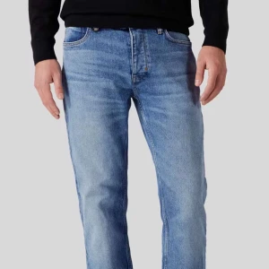 Neuw Ray Straight ljusblå jeans 31/34 - Säljer ett par klassiska ljusblå jeans från Neuw i modellen Ray Straight. Jeansen har rak passform, fem fickor och snygga kontrastsömmar. Perfekta för dig som gillar en tidlös och avslappnad look. Materialet är slitstarkt denim i bomull.