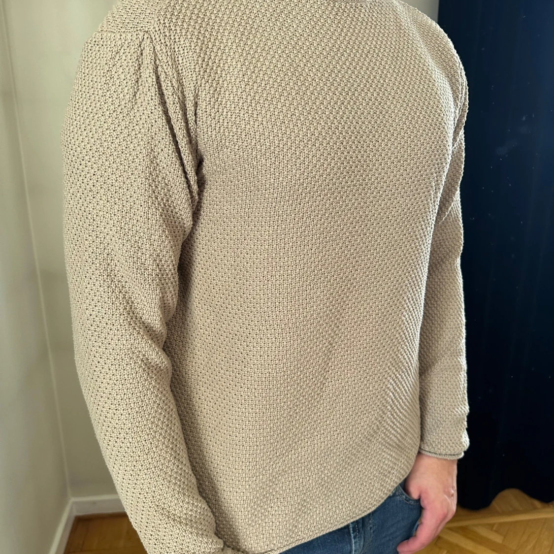 Beige stickad tröja med struktur