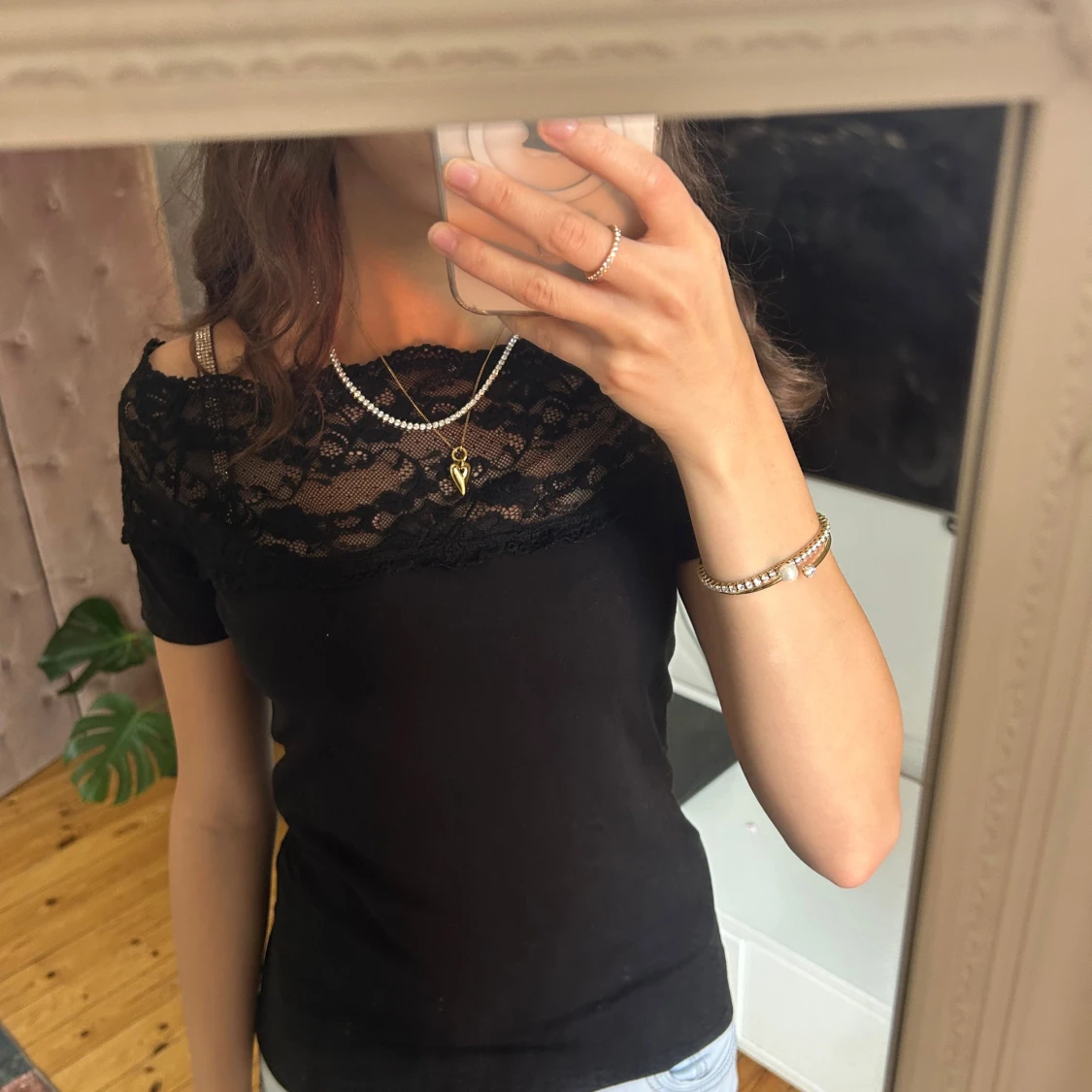 Svart topp med spetsdetalj