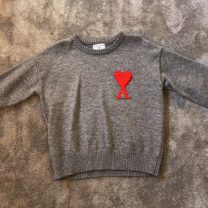 Grå stickad tröja från Ami Paris - Grå stickad tröja från Ami Paris i väldigt fint skick, storlek ca S / M💞