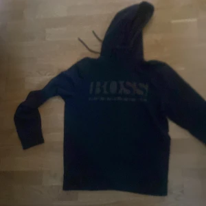 Hugo boss tröja - Svart Hugo boss tröja, alla gula prickar kvar