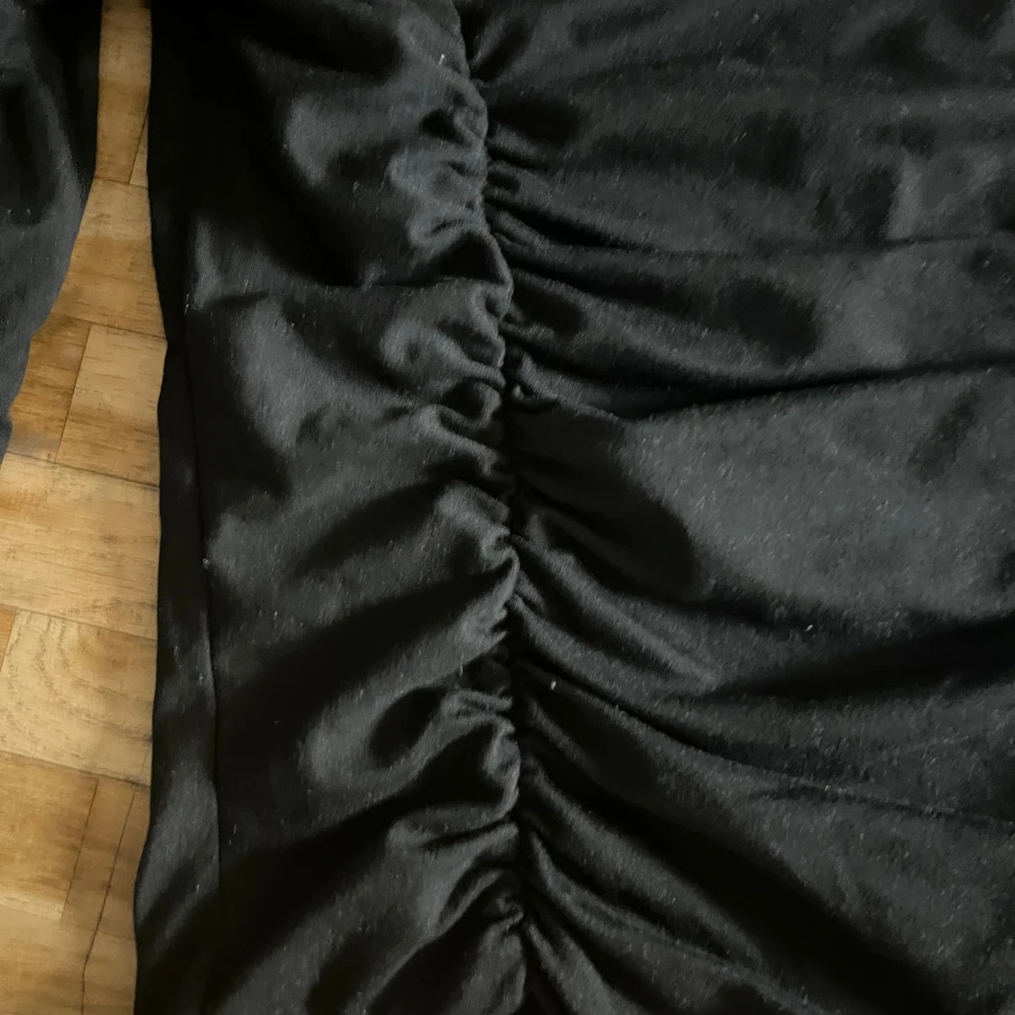 Svart långärmad topp med rynk - 1