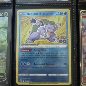 Radiant Blastoise - Coolt Pokémon GO-samlarobjekt! Radiant Blastoise är en kraftfull och sällsynt kort med unika förmågor. Perfekt för dig som älskar Pokémon och vill boosta din samling med något extra. Färgstark design och populär bland unga samlare.