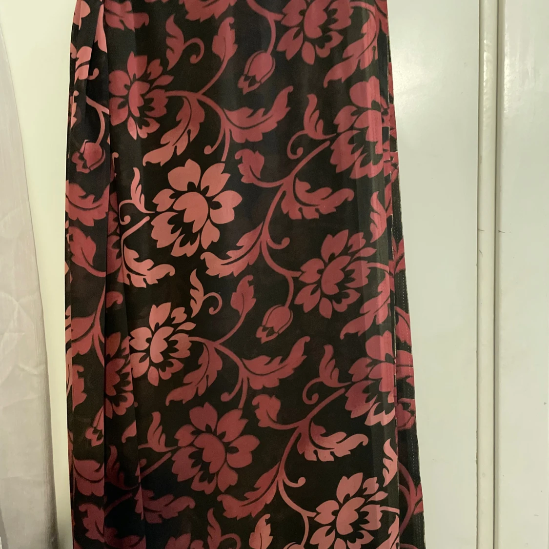 Svart och vinröd blommig sjal - 2