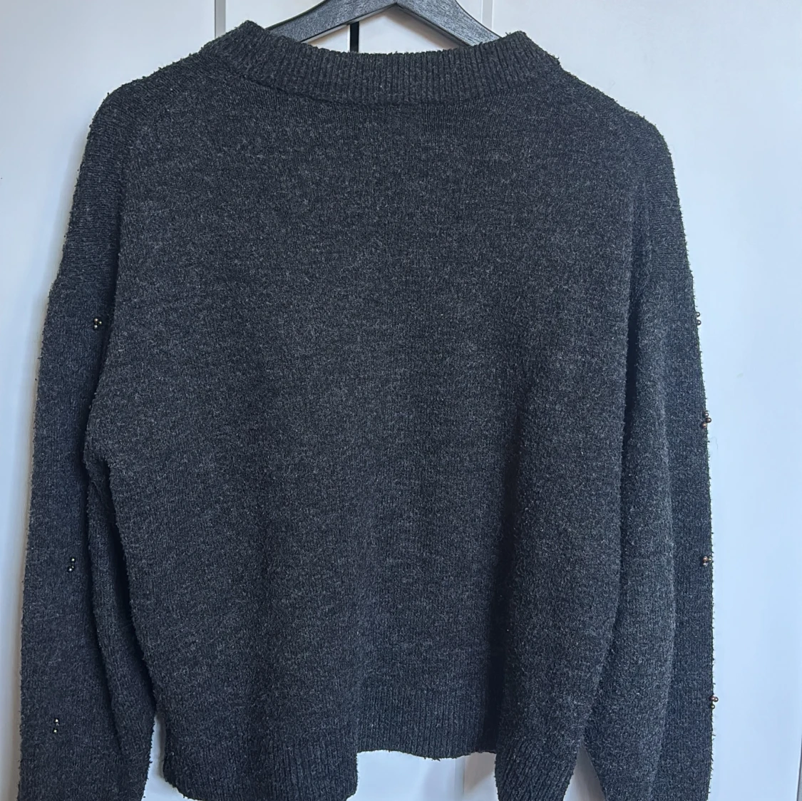 Mörkgrå stickad tröja med pärlor H&M - 1