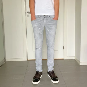 Dondup George jeans  - Säljer nu dessa snygga Dondup George jeans med snygga slitningar och färgstink i populär design, skriv för fler bilder/frågor🙌🏼