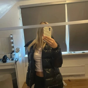 Svart vinterjacka  - Säljer min vinterjacka då jag vill ha något nytt. Använd fåtal gånger förra vintern. Nypris 999