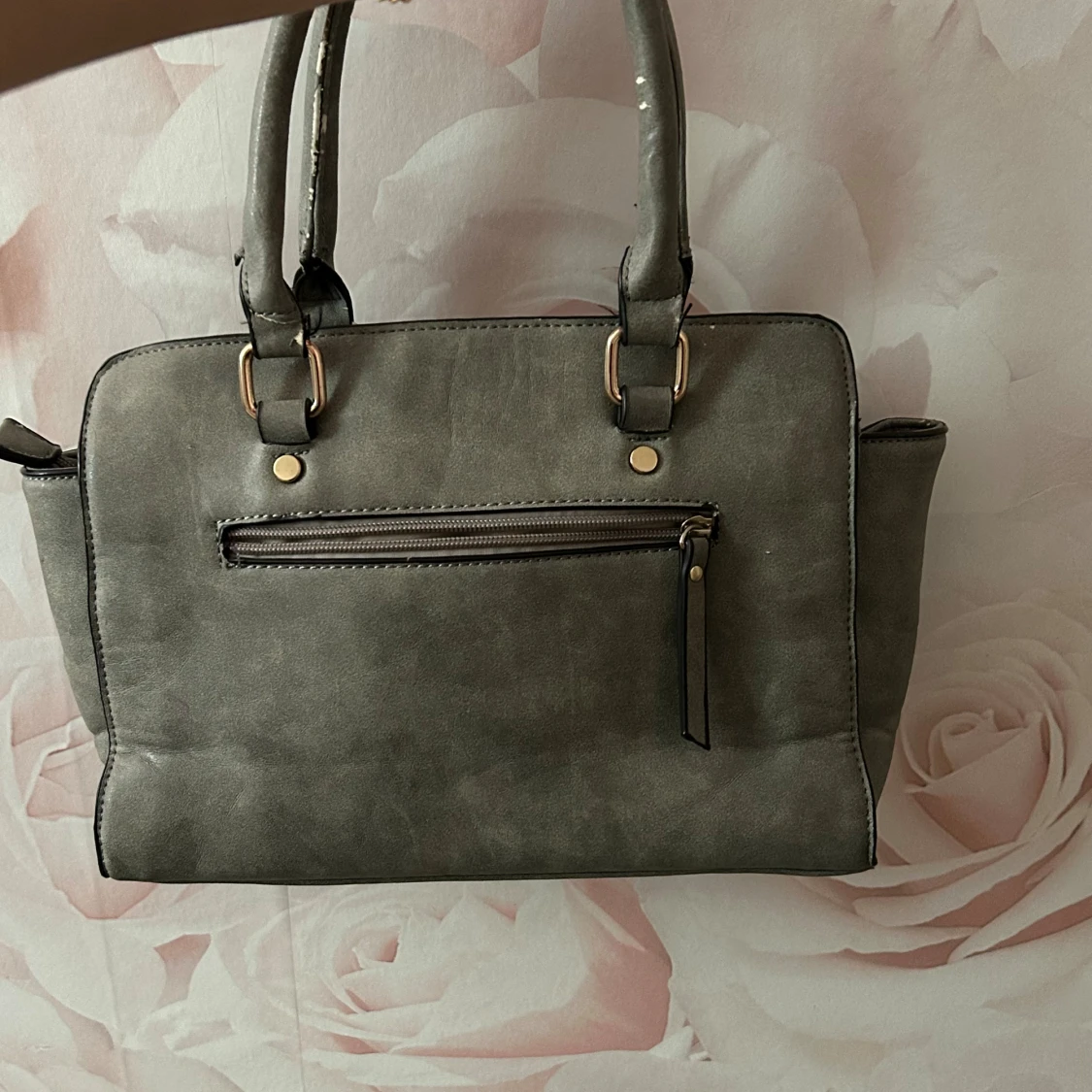 Grå handväska med nitar och detaljer - 2