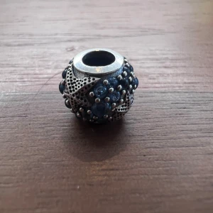Berlock till Pandora armband - Berlock med blå stenar och sjöstjärnor i silver till Pandora armband. Så gott som nytt. Använt färre än 10 gånger. (Armband ingår ej i priset)
