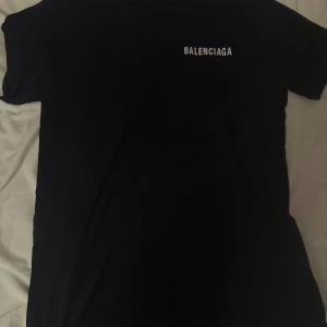 Svart t-shirt med tryck - Vill bli av med