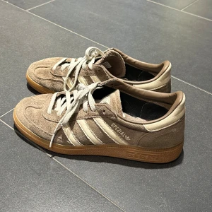 Adidas Spezial sneakers - Pris diskuterbart! Adidas Spezial sneakers. Använda ett längre tag men ser fortfarande fräscha ut!