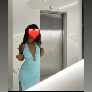 Maxi klänning - Endast kommit till användning en gång, den är i stretch. Man knyter åt runt halsen.