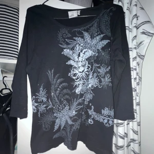 Y2k topp - Jättefin topp/ tröja från isolde. Alla diamanter sitter på och tröjan är använd ca 2  gånger❤️