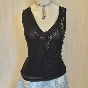 Svart mesh topp med paljettdetaljer - Double layered missing some sequins  Kolla gärna på mina andra mina andra annonser 