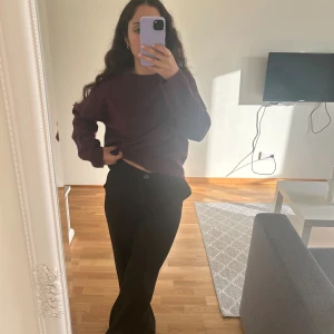 Svarta kostymbyxor - Helt oanvända svarta kostymbyxor, det supersköna i materialet och passar storlek XS, S och M eftersom de är stretchiga.