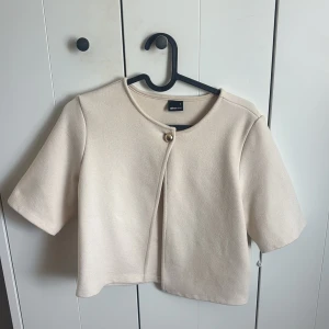 Beige tröja från Gina - Säljer denna snygga tröjan från Gina tricot. Använd endast ett fåtal gånger så är i väldigt bra skick. Skriv ifall ni vill ha fler bilder. Pris går att diskutera vid snabbt köp💕