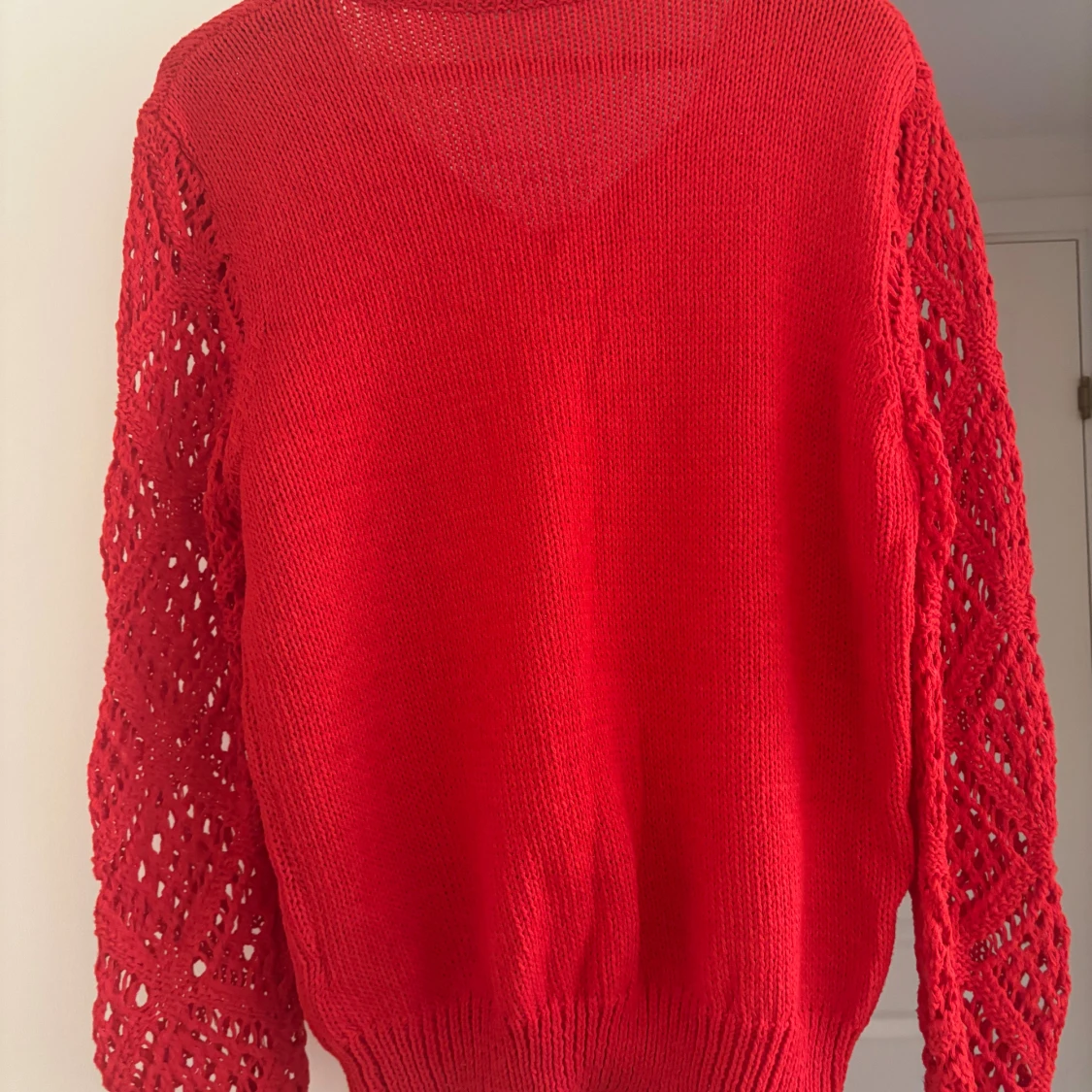 Röd stickad tröja med v-ringning - 1