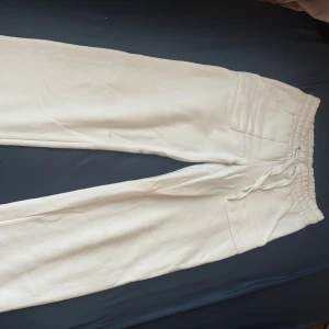 Vita mjukisbyxor med snörning - Säljer ett par vita mjukisbyxor 