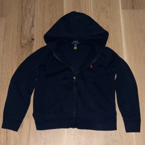   Ralph Lauren zip - Snygg mörkblå zip hoodie från Polo Ralph Lauren med dragkedja och huva. Tröjan är knappt använd och är i super bra skick! Nypris 1599kr. Vid minsta fundering hör av dig! Priset är ej hugget i sten 🙌