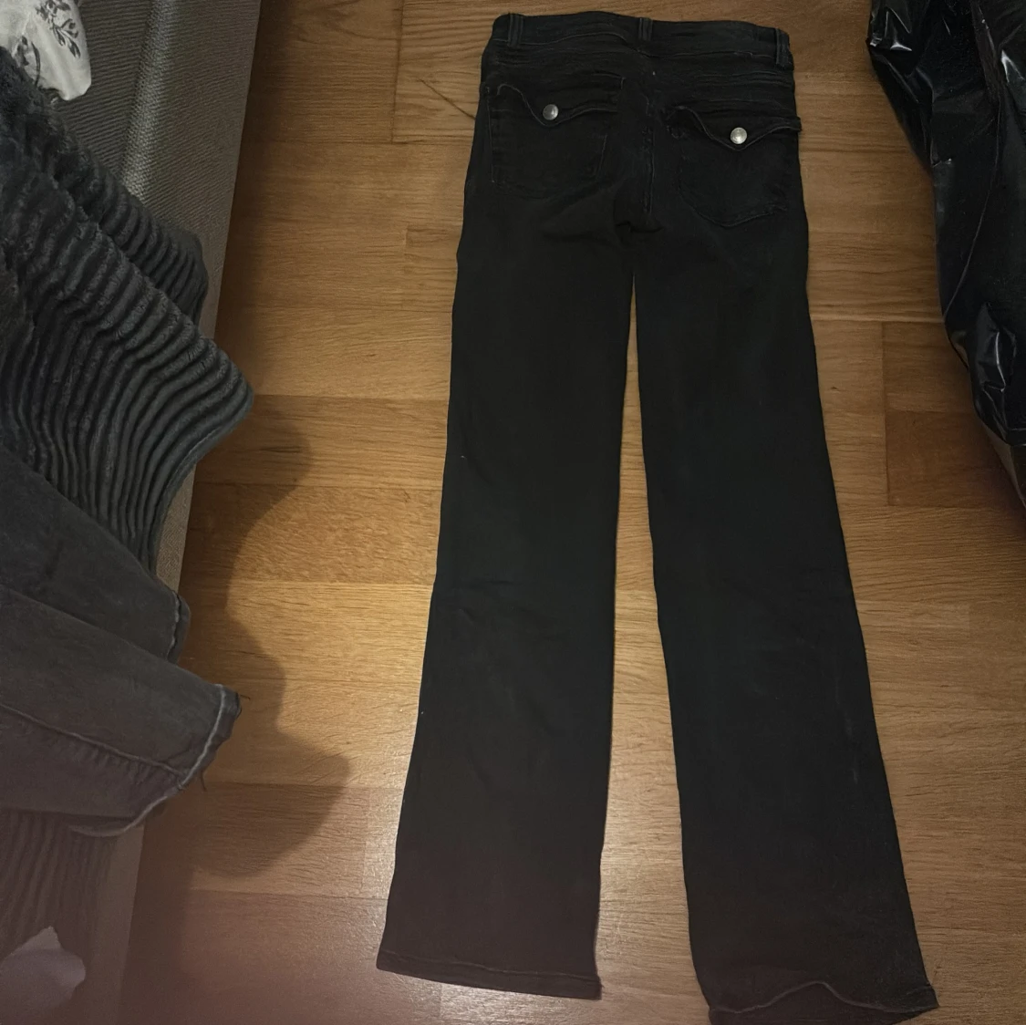 Mörk gråa bootcut jeans med fickor bak  - 1