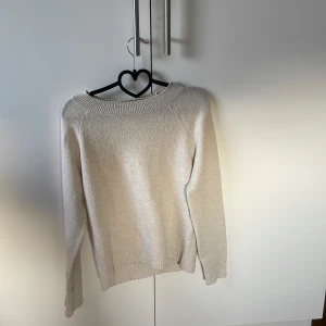 Ljusbeige stickad tröja från Vero Moda - Ljusbeige stickat tröja från Vero Moda. Storlek XS. Är lite nopprig men det är inget man tänker på. Priet kan diskuteras😇 tvättas innan köp!💓