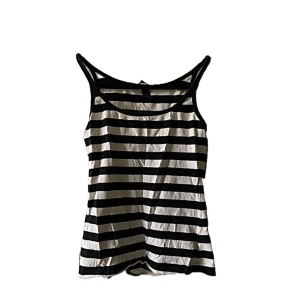 Söt topp - Svart vit topp från H&M, d vita ränderna har blivit lite mörkare men ser ff super bra ut. Sitter snyggt p kroppen å e ganska stretchig i materialet