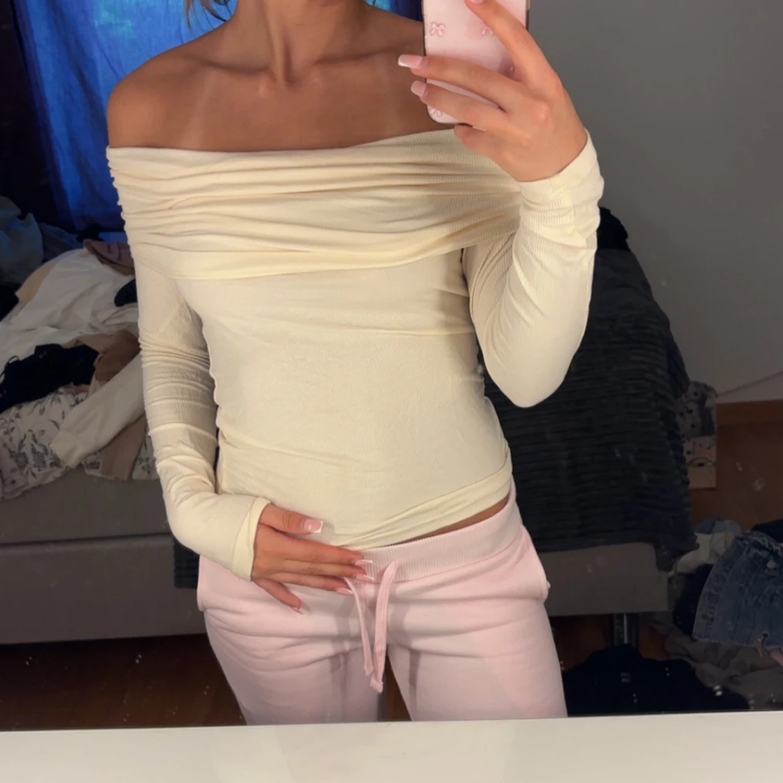 2Offshoulder toppar i svart och beige - 1