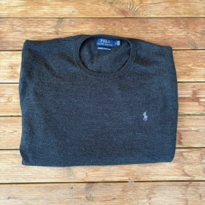 Ralph Lauren tröja merinoull - Tja, fin Ralph Lauren tröja i 100% merinoull. Storlek L, fits M. Skicket i toppklass! Om vid frågor!