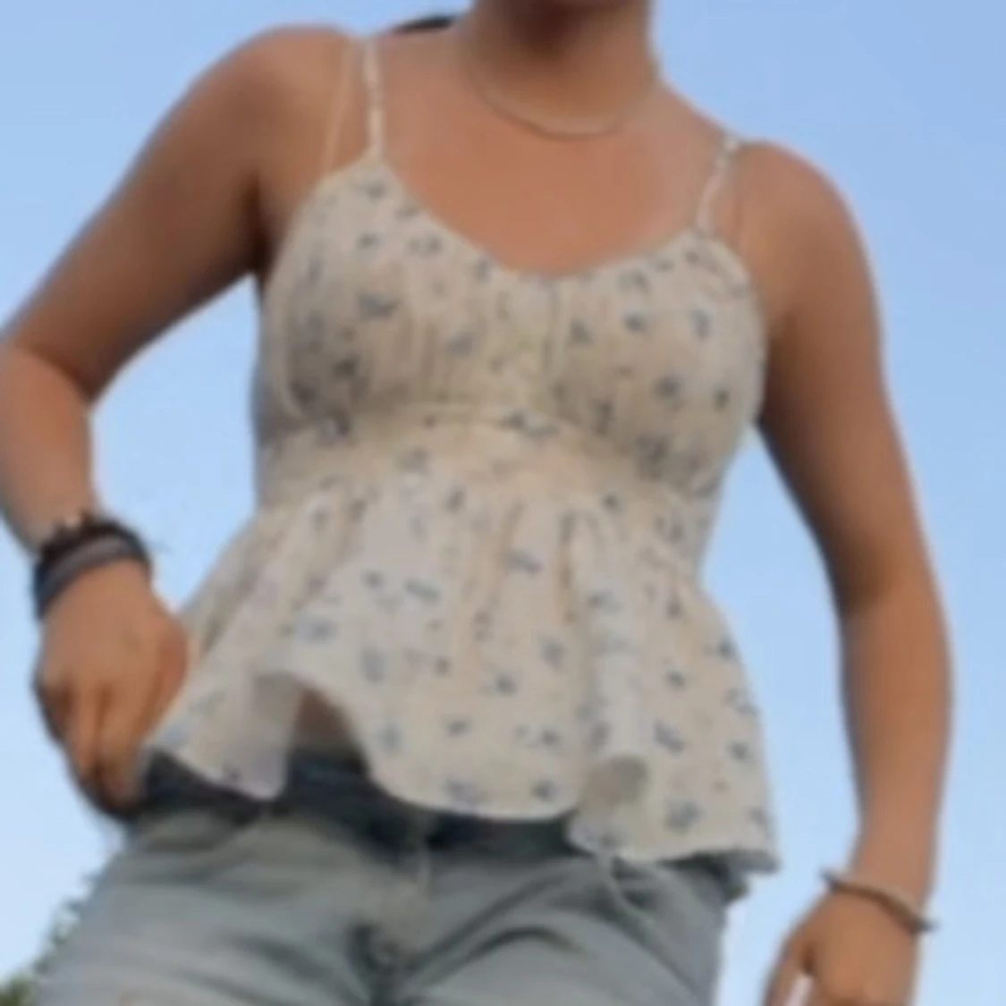 Vit blommig volang topp med rosett på ryggen - 3