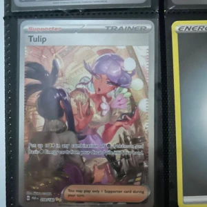 Tulip - Cool supporter-kort från Pokémon TCG med färgstark och detaljerad illustration. Perfekt för samlare och spelare som vill boosta sin lek med unika kort. Passar dig som gillar anime, spel och samlarkultur.