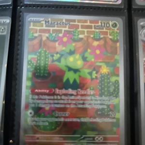 Maractus - Coolt Pokémonkort med Maractus! Färgglad och glittrig design med kaktusar och blommor. Perfekt för dig som samlar Pokémonkort eller vill ha något unikt i din samling. Passar både nya och erfarna samlare.
