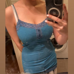 *intressekoll - blå linne med spets  - fint linne köpt från secondhand, american eagle outfitters ❤️en bit av spetsen hade gått sönder lite men den har blivit omsydd, inget man märker alls <3 kontakta mig gärna innan du köper! 