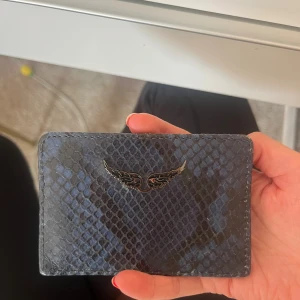 Blå plånbok i skinn från Zadig & Voltaire - Jättesnygg plånbok i ormmönster från Zadig! 