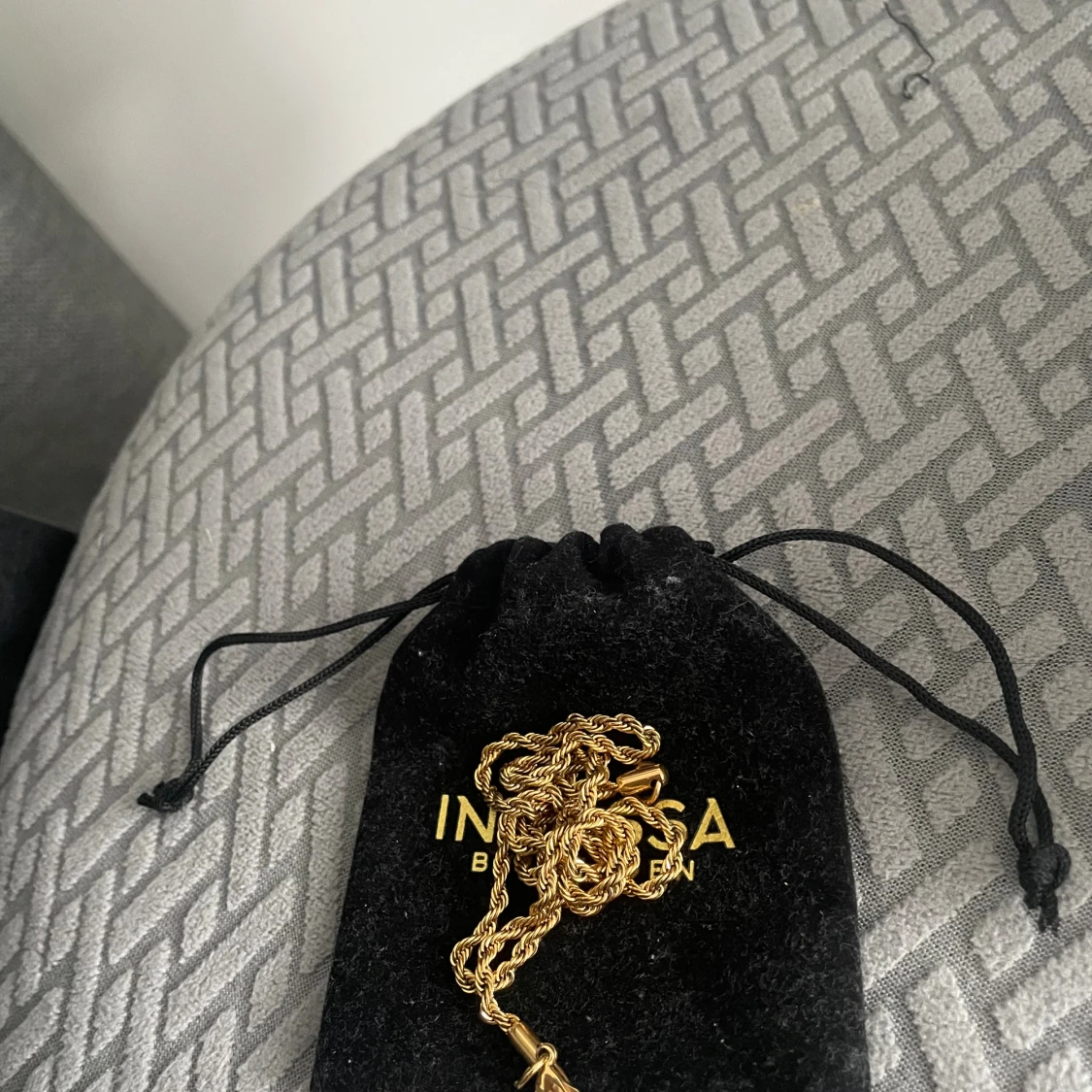 Guldfärgat halsband  - 1