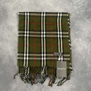 Burberry halsduk - Skick: 7/10 (Vintage), begagnad, inga defekter. | Vad som ingår: Endast halsduken. | Ordinarie pris: +- 4000 SEK / 400 €. | OBS: Halsdukarna finns i samma färgsättning men kan skilja sig något i modell eller detaljer, beroende på tillverkningsår eller kollektion.