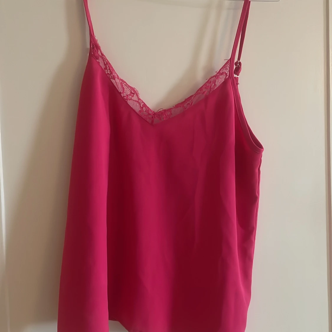 Rosa linnetopp med spetsdetalj