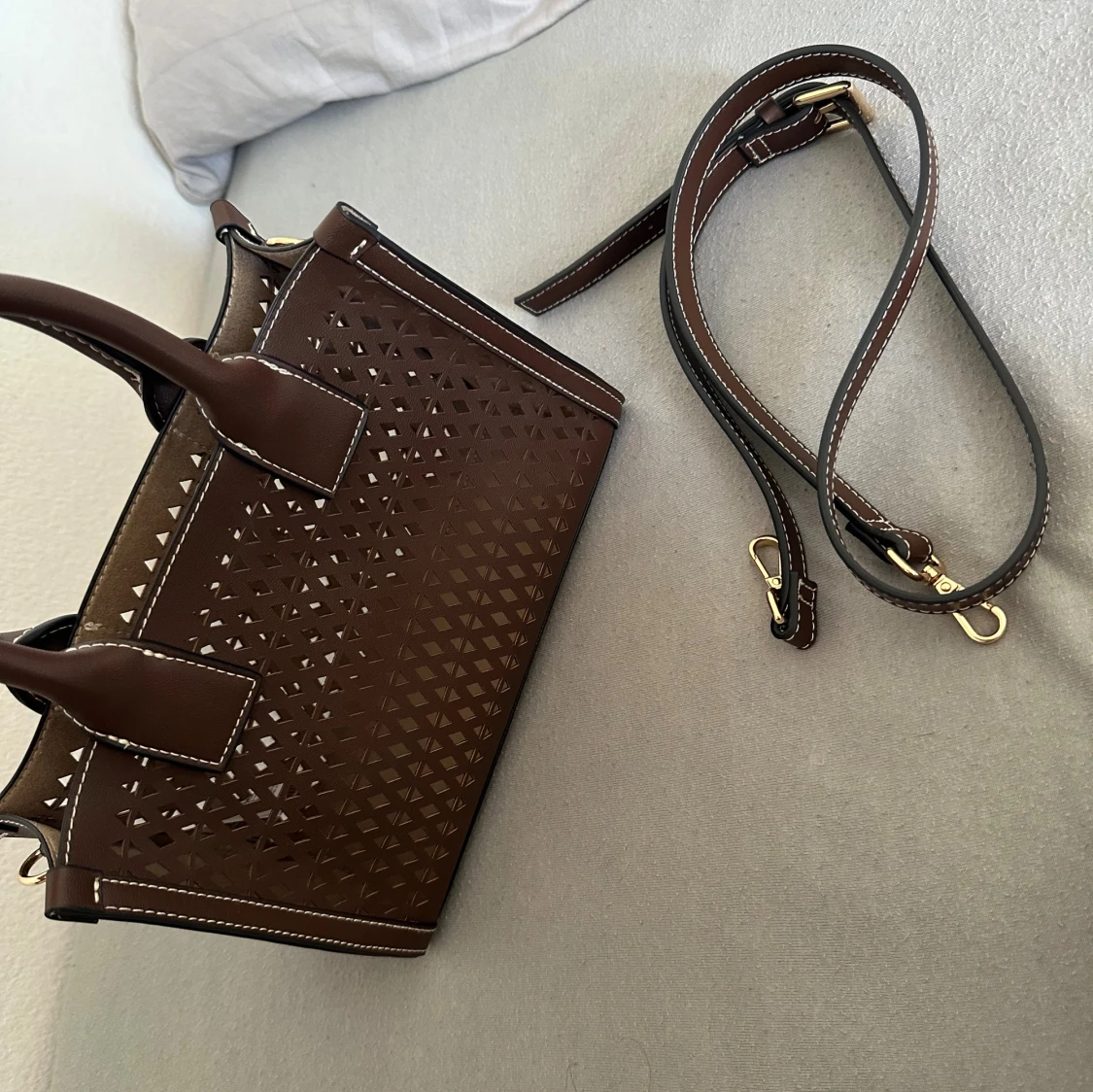 Brun handväska i skinn med mönster - 1