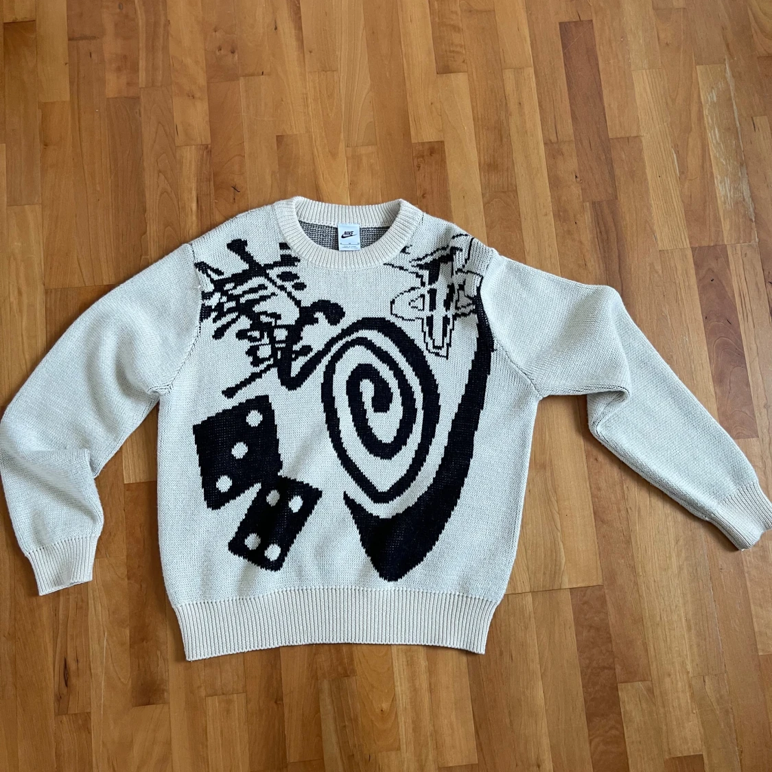 Stickad tröja med grafiskt tryck från Stüssy