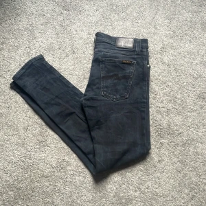 Svarta tight long john Nudie Jeans - Märke: Nudie Jeans/ tight long john                     Storlek: 30/32                                                       Färg: svart                                                               Skriv om mer info👌