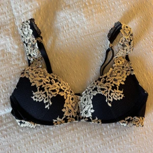 Intimissimi bh - Superfin marinblå spets bh från intimissimi som tyvärr inte kommer till användning då den inte passar mig. Helt ny och oanvänd, nypris = 519kr