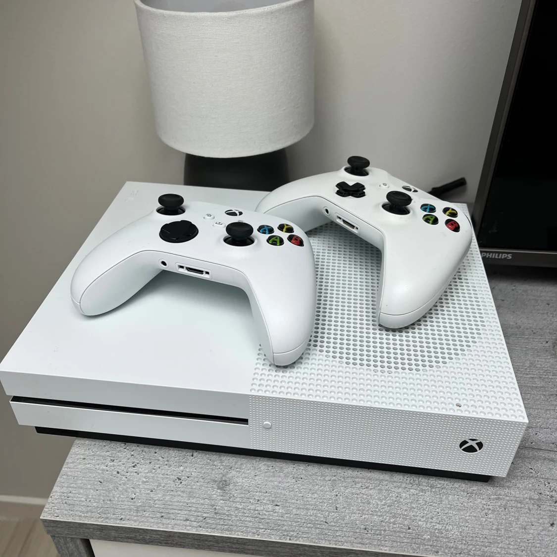 Xbox One S 1TB med två handkontroller och LED tangentbord med mus - 1